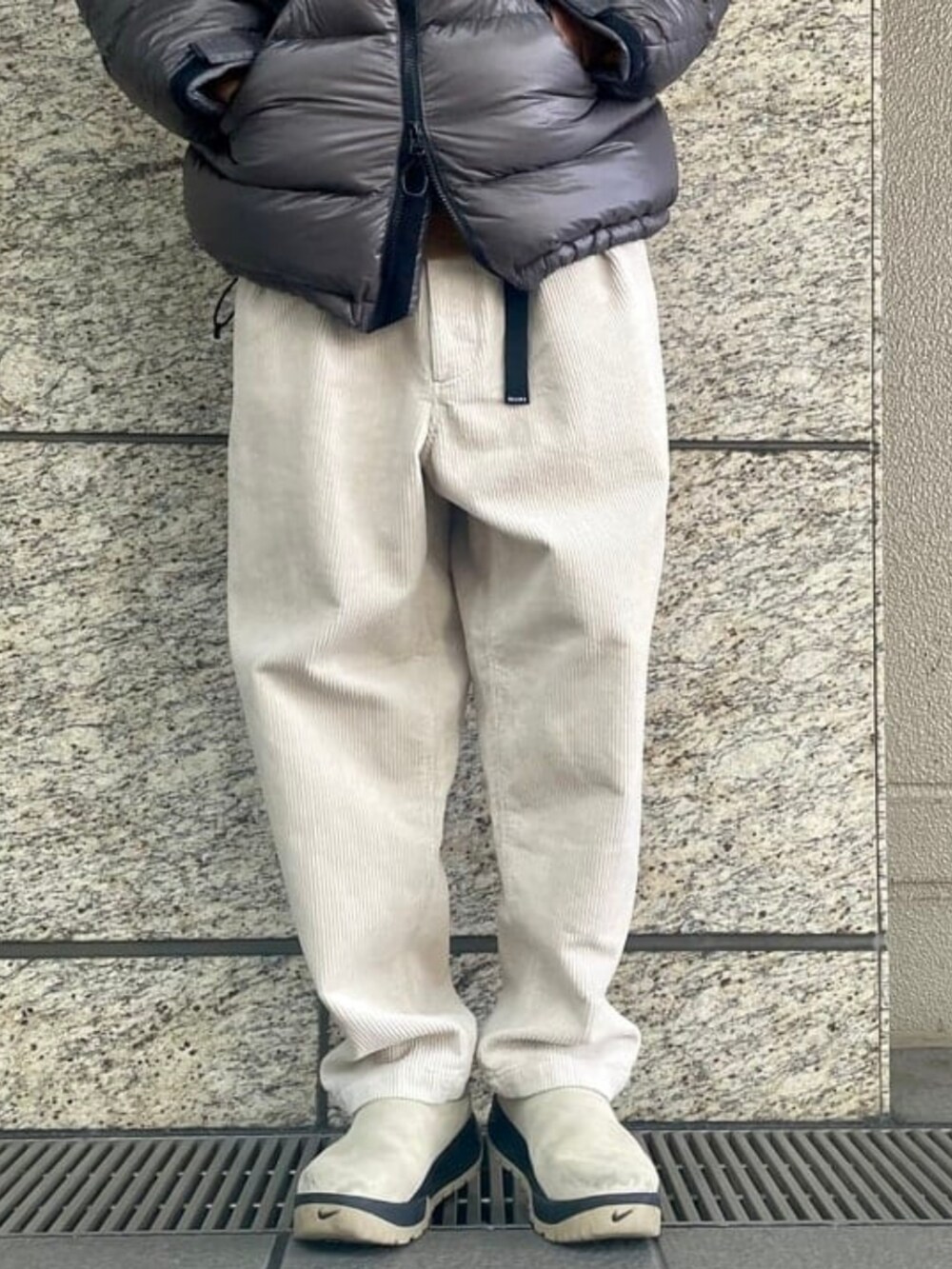 ホワイト系のその他パンツを着用したメンズの冬コーディネートの2枚目の写真