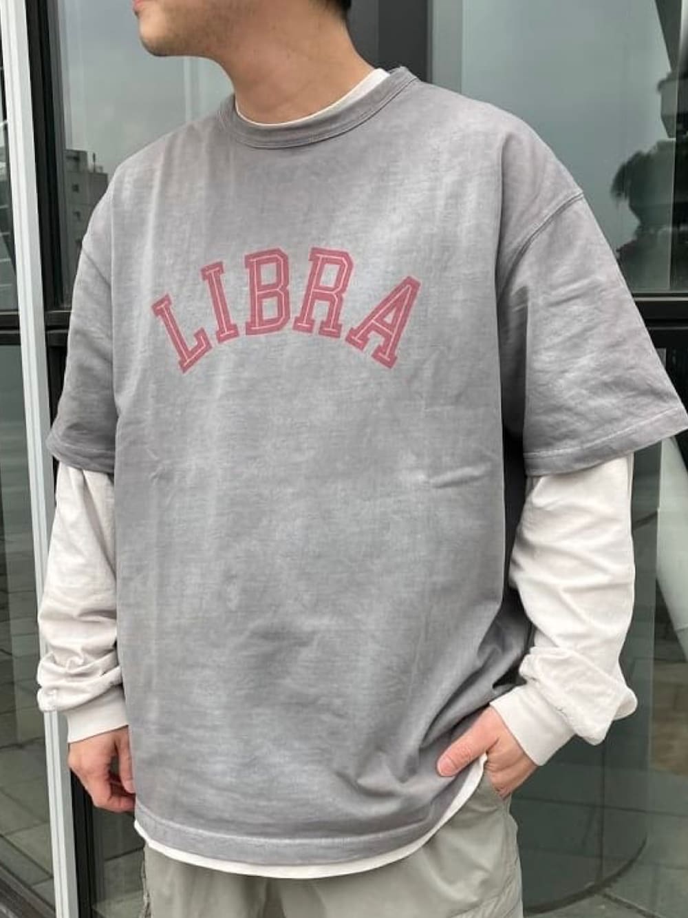 グレー系のTシャツ/カットソー、グリーン系のその他パンツを着用したメンズの春コーディネートの3枚目の写真