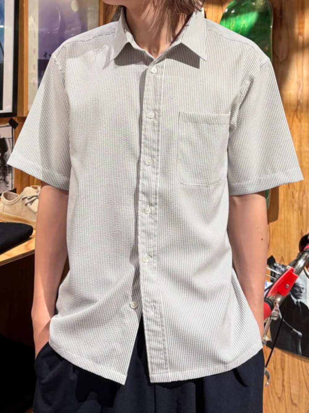 グレー系のシャツ/ブラウス、ブルー系のスラックスを着用したメンズの夏コーディネートの4枚目の写真