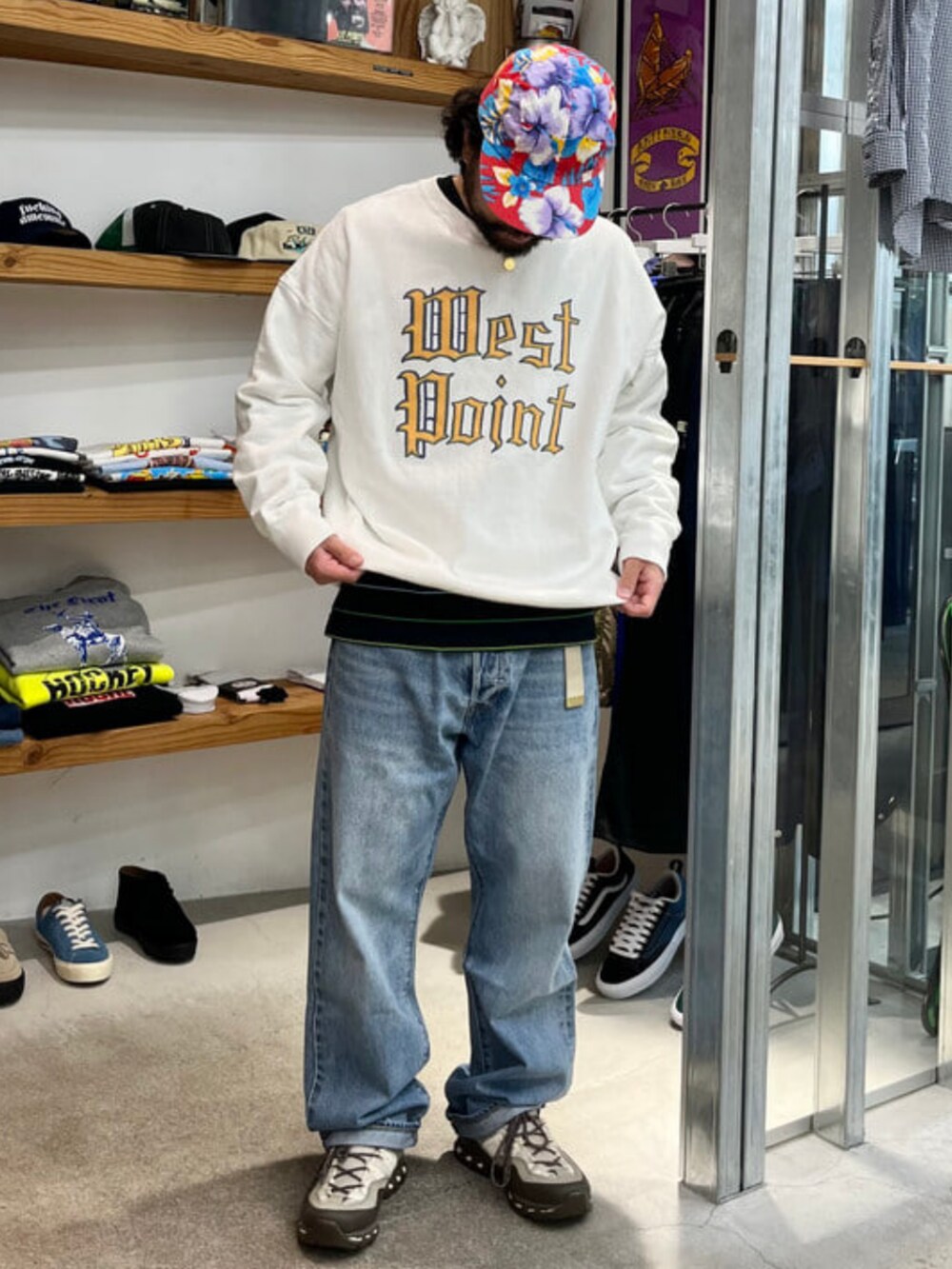 ブルー系のデニムパンツを着用したメンズの春コーディネートの2枚目の写真