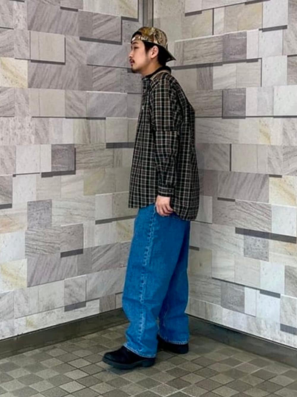 ブラック系のシャツ/ブラウス、ブルー系のデニムパンツを着用したメンズの春コーディネートの2枚目の写真
