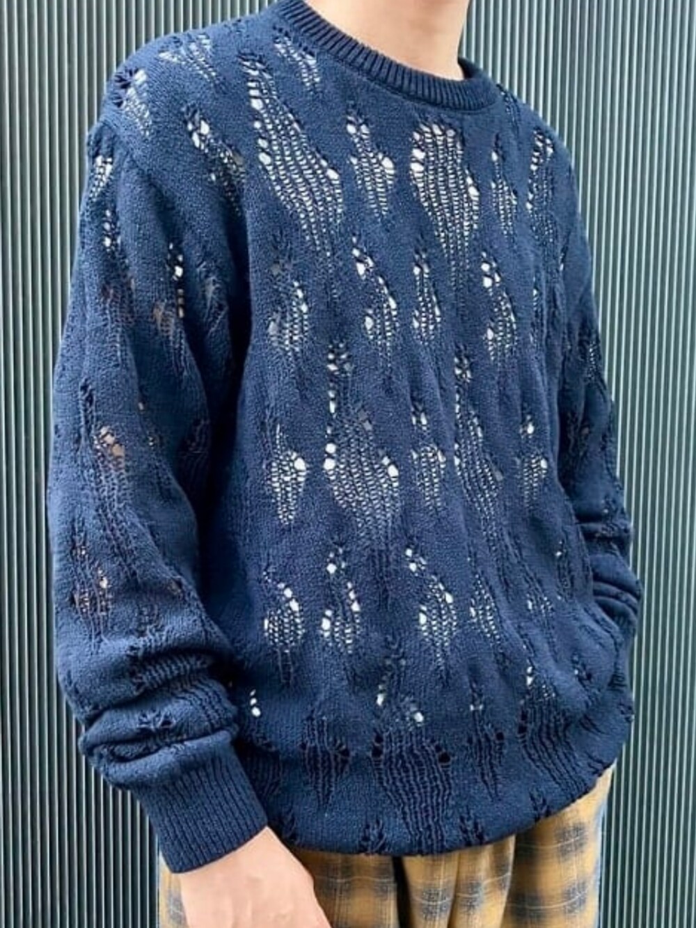 ブルー系のニット/セーター、グレー系のその他パンツを着用したメンズの夏コーディネートの4枚目の写真