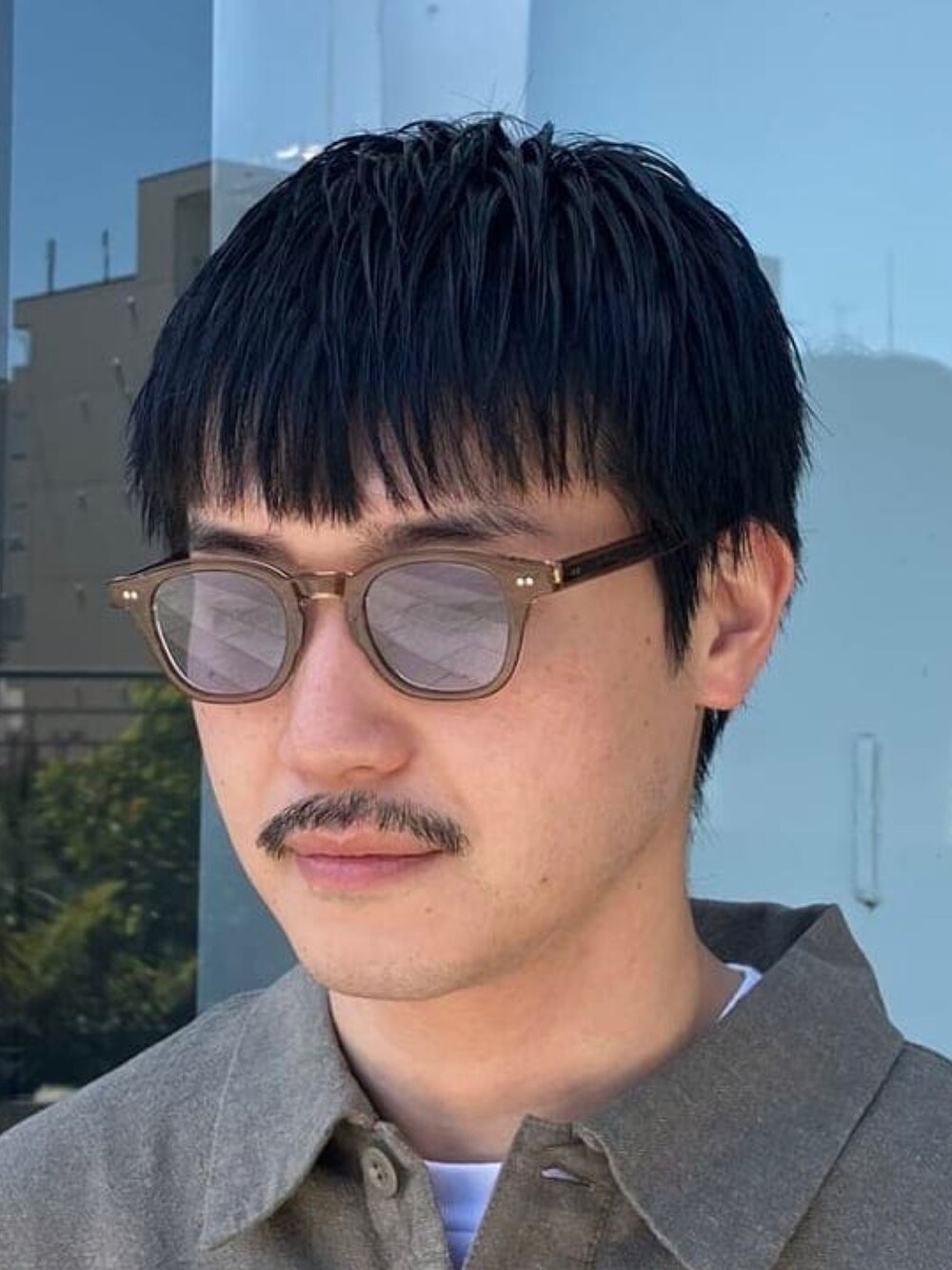 グリーン系のシャツ/ブラウス、ブラウン系のサングラスを着用したメンズの春コーディネートの5枚目の写真