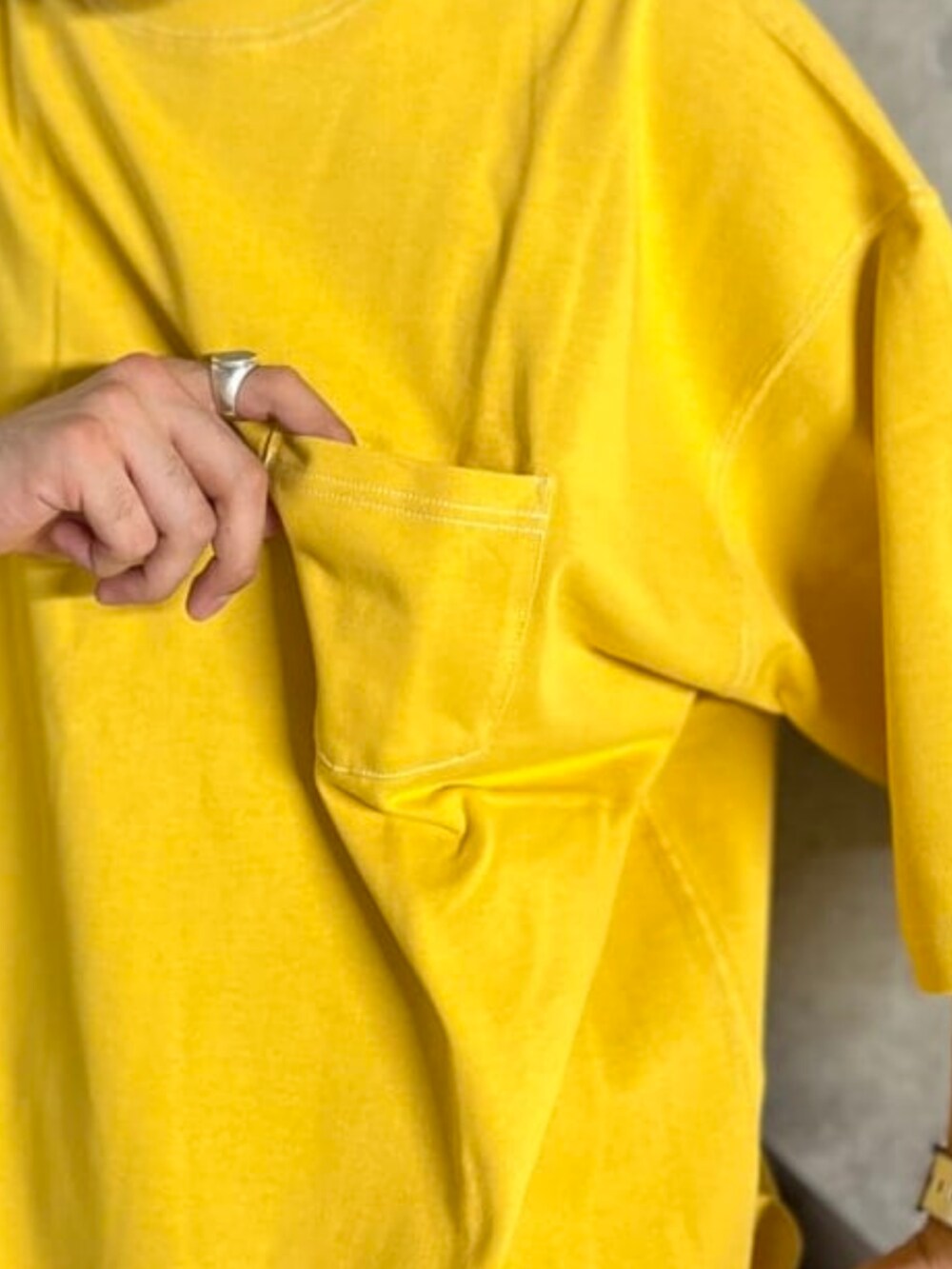 ブラック系のその他パンツ、イエロー系のTシャツ/カットソーを着用したメンズの夏コーディネートの2枚目の写真