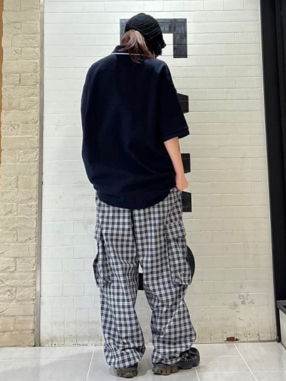 ブラック系のカーゴパンツ、ブルー系のポロシャツを着用したレディースの春コーディネートの3枚目の写真