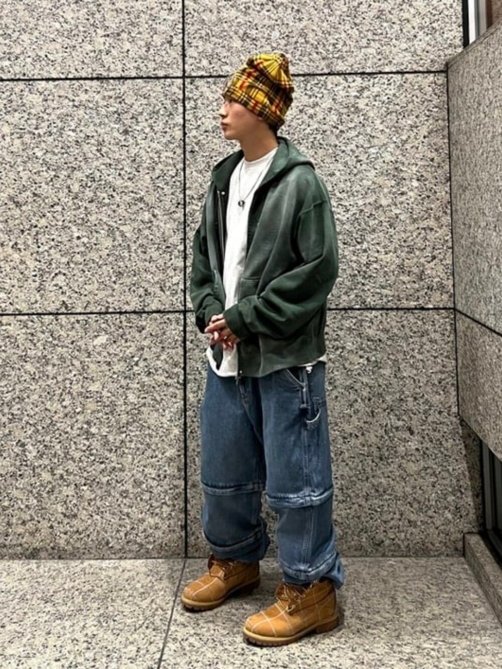 グリーン系のパーカー、ホワイト系のTシャツ/カットソー、ブルー系のデニムパンツを着用したメンズの春コーディネートの3枚目の写真