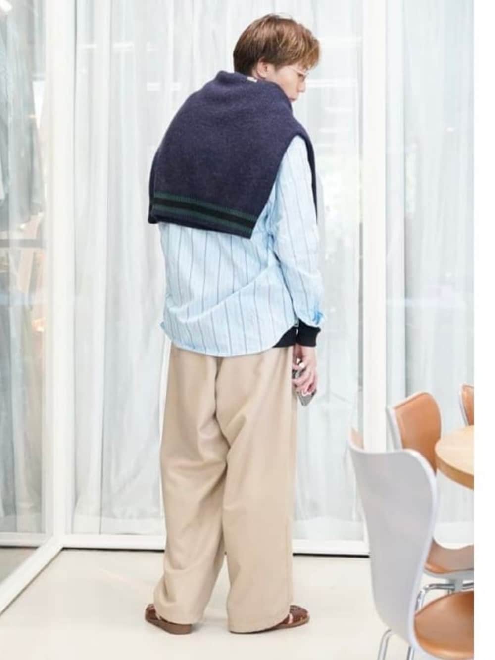 ブルー系のシャツ/ブラウス、ブラック系のTシャツ/カットソーを着用したメンズの夏コーディネートの3枚目の写真