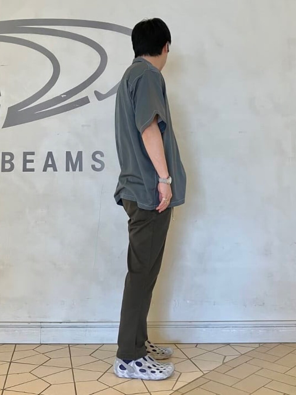 グレー系のシャツ/ブラウス、グレー系のチノパンツ、ホワイト系のサンダルを着用したメンズの夏コーディネートの3枚目の写真