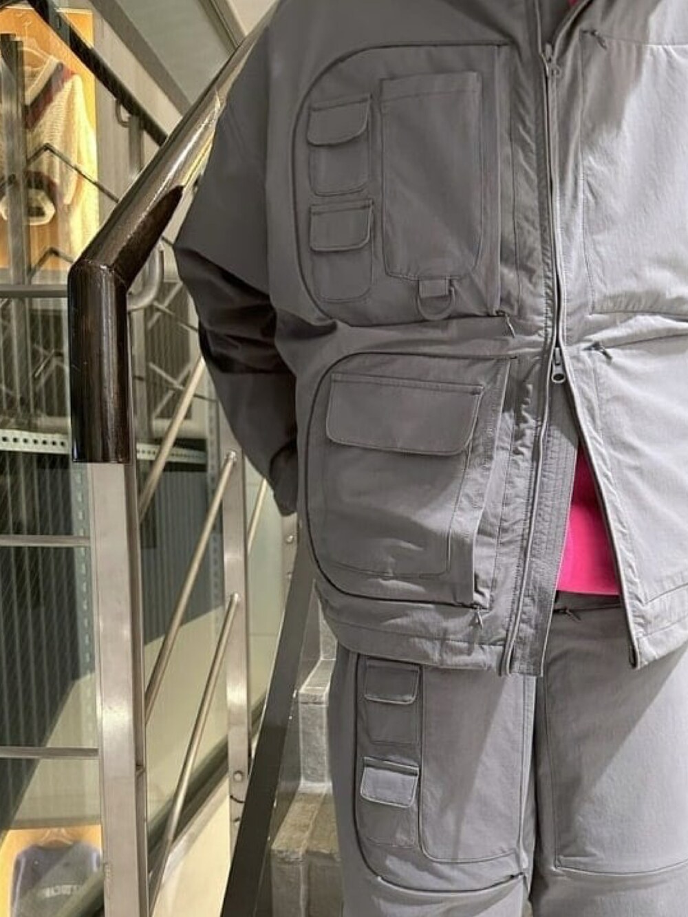グレー系のブルゾン、グレー系のその他パンツを着用したレディースの秋コーディネートの5枚目の写真