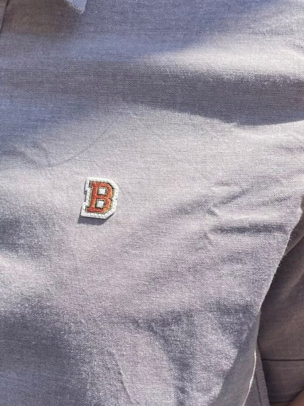 ブラウン系のシャツ/ブラウスを着用したレディースの夏コーディネートの3枚目の写真