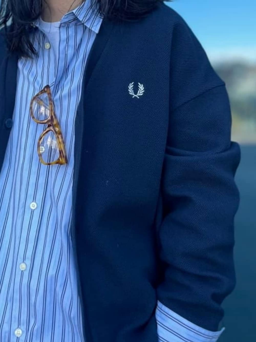 ブルー系のシャツ/ブラウス、ブルー系のカーディガン/ボレロ、ブルー系のスラックスを着用したメンズの春コーディネートの3枚目の写真