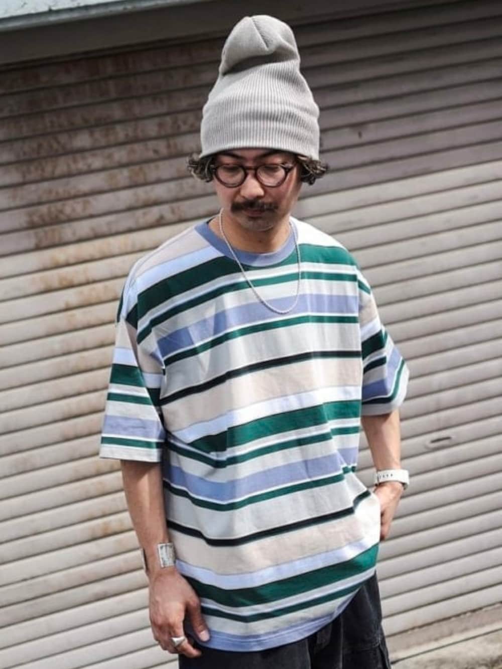 グレー系のTシャツ/カットソー、ブラック系のその他パンツ、ベージュ系のニットキャップ/ビーニーを着用したメンズの夏コーディネートの2枚目の写真