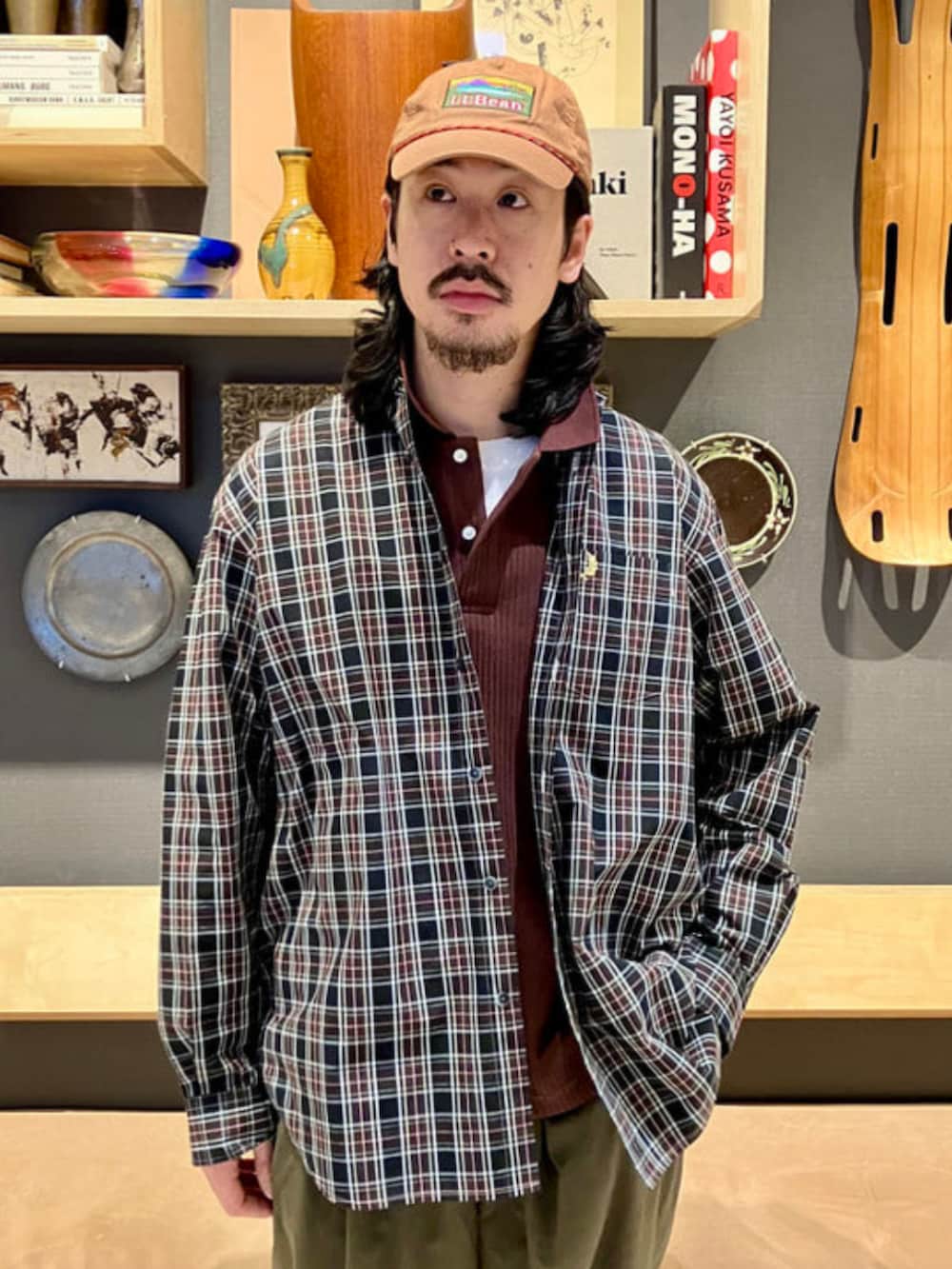 ブラック系のシャツ/ブラウスを着用したメンズの冬コーディネートの4枚目の写真