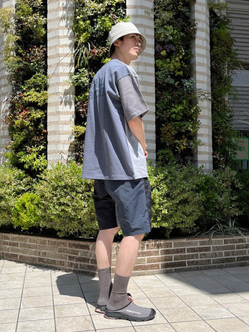 グレー系のTシャツ/カットソー、その他のその他パンツ、ベージュ系のハットを着用したメンズの春コーディネートの2枚目の写真