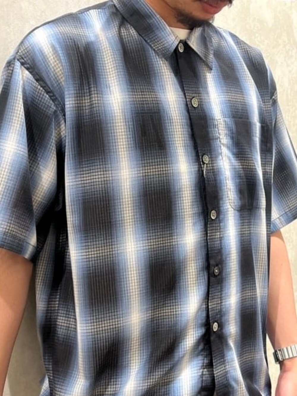 ブルー系のシャツ/ブラウス、ブルー系のキャップを着用したメンズの春コーディネートの3枚目の写真