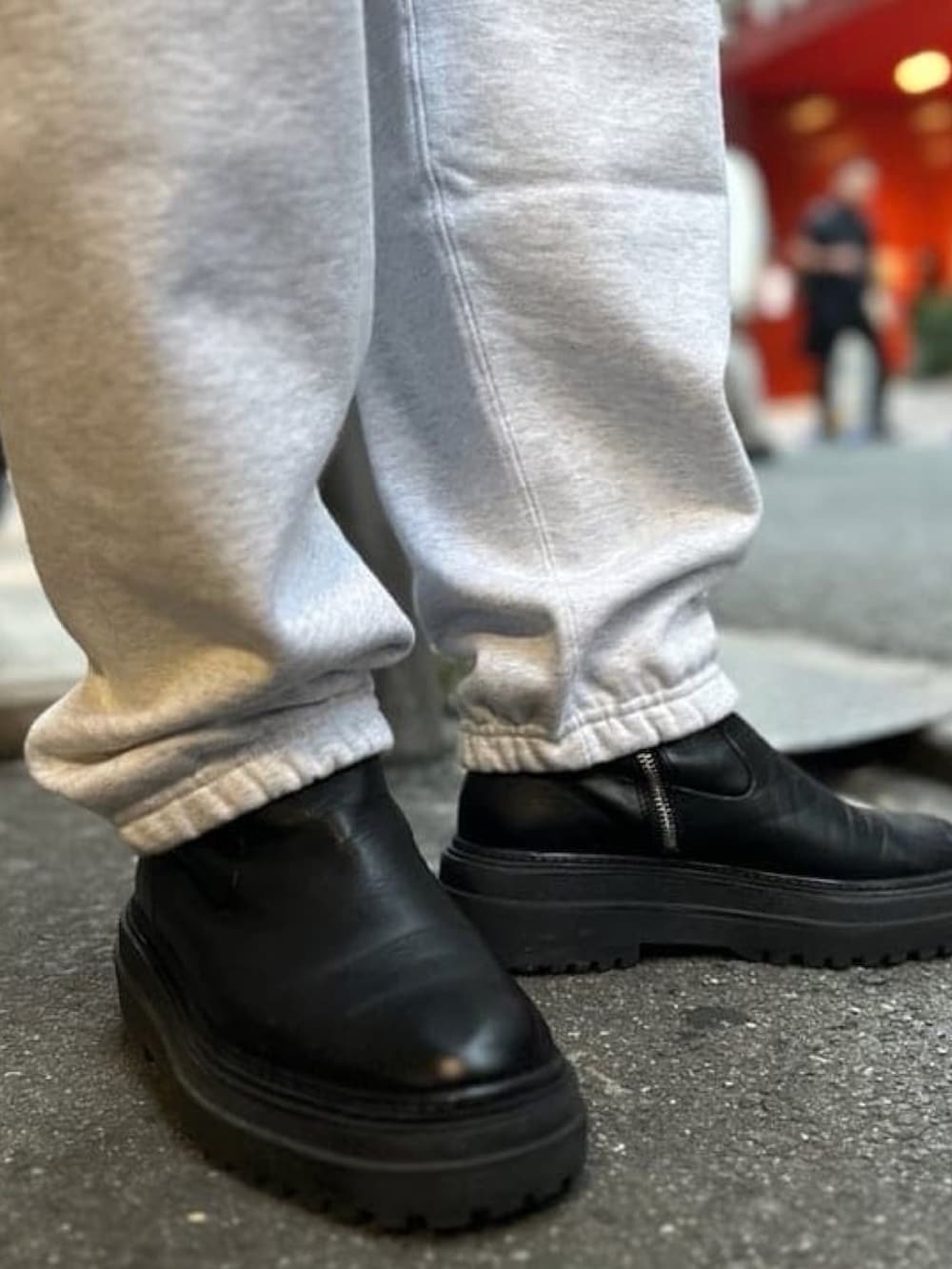 グレー系のスウェットパンツ、ブラウン系のニット/セーター、グレー系のベストを着用したレディースの秋コーディネートの4枚目の写真