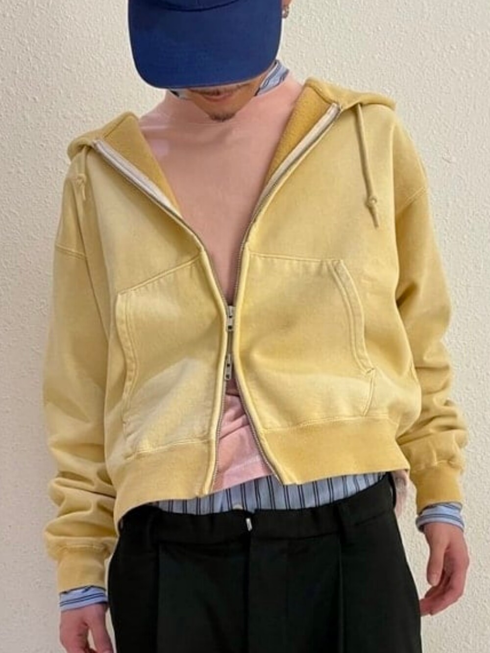 ブルー系のシャツ/ブラウス、ピンク系のTシャツ/カットソー、イエロー系のスウェットを着用したメンズの春コーディネートの3枚目の写真