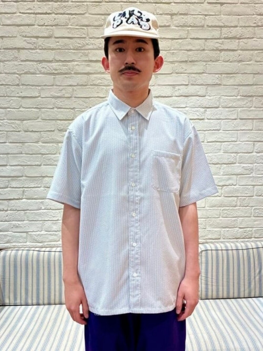 ブルー系のシャツ/ブラウス、ホワイト系のTシャツ/カットソーを着用したメンズの夏コーディネートの2枚目の写真