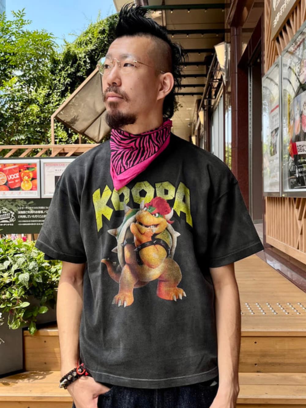 ブラック系のTシャツ/カットソーを着用したメンズの秋コーディネートの3枚目の写真