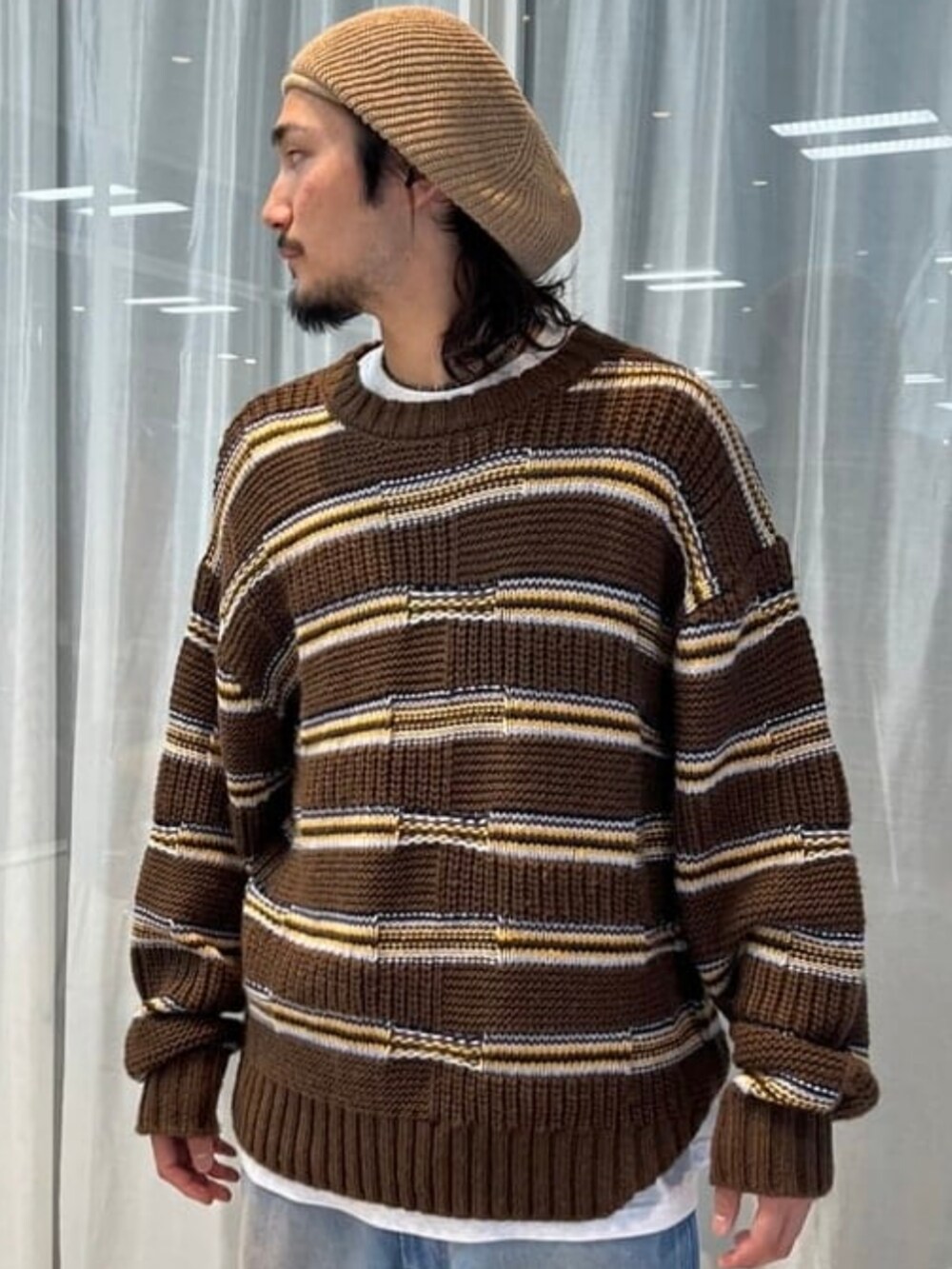 ブラウン系のニット/セーター、グレー系のTシャツ/カットソー、ブルー系のその他パンツを着用したメンズの夏コーディネートの3枚目の写真