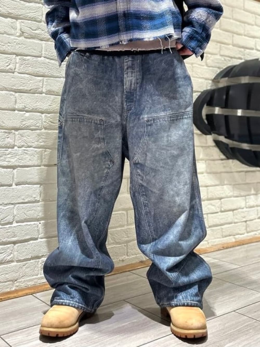 ブルー系のその他パンツ、ブルー系のシャツ/ブラウスを着用したメンズの夏コーディネートの2枚目の写真