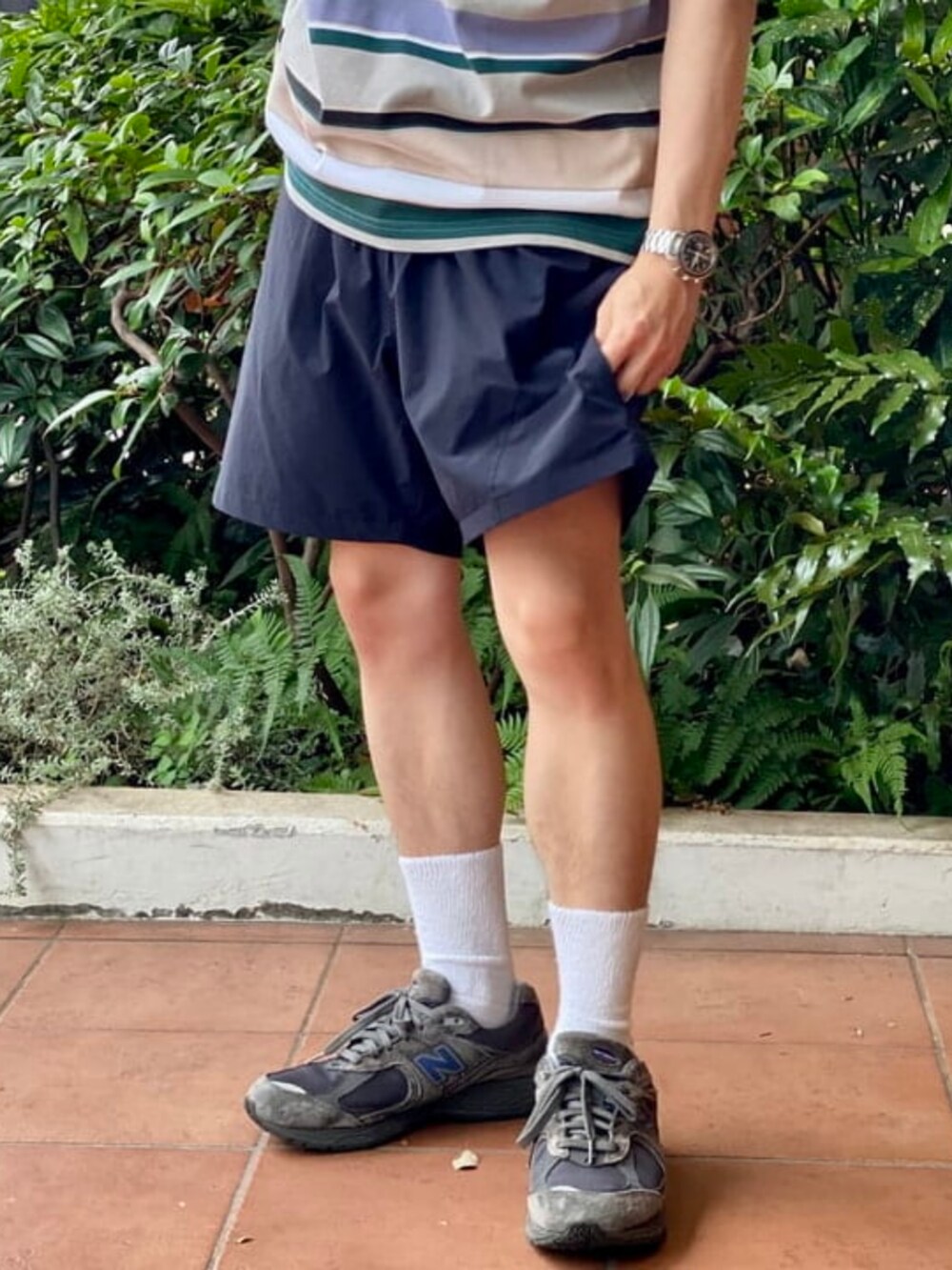 グレー系のTシャツ/カットソー、ブルー系のその他パンツ、ブルー系のシャツ/ブラウスを着用したメンズの夏コーディネートの5枚目の写真