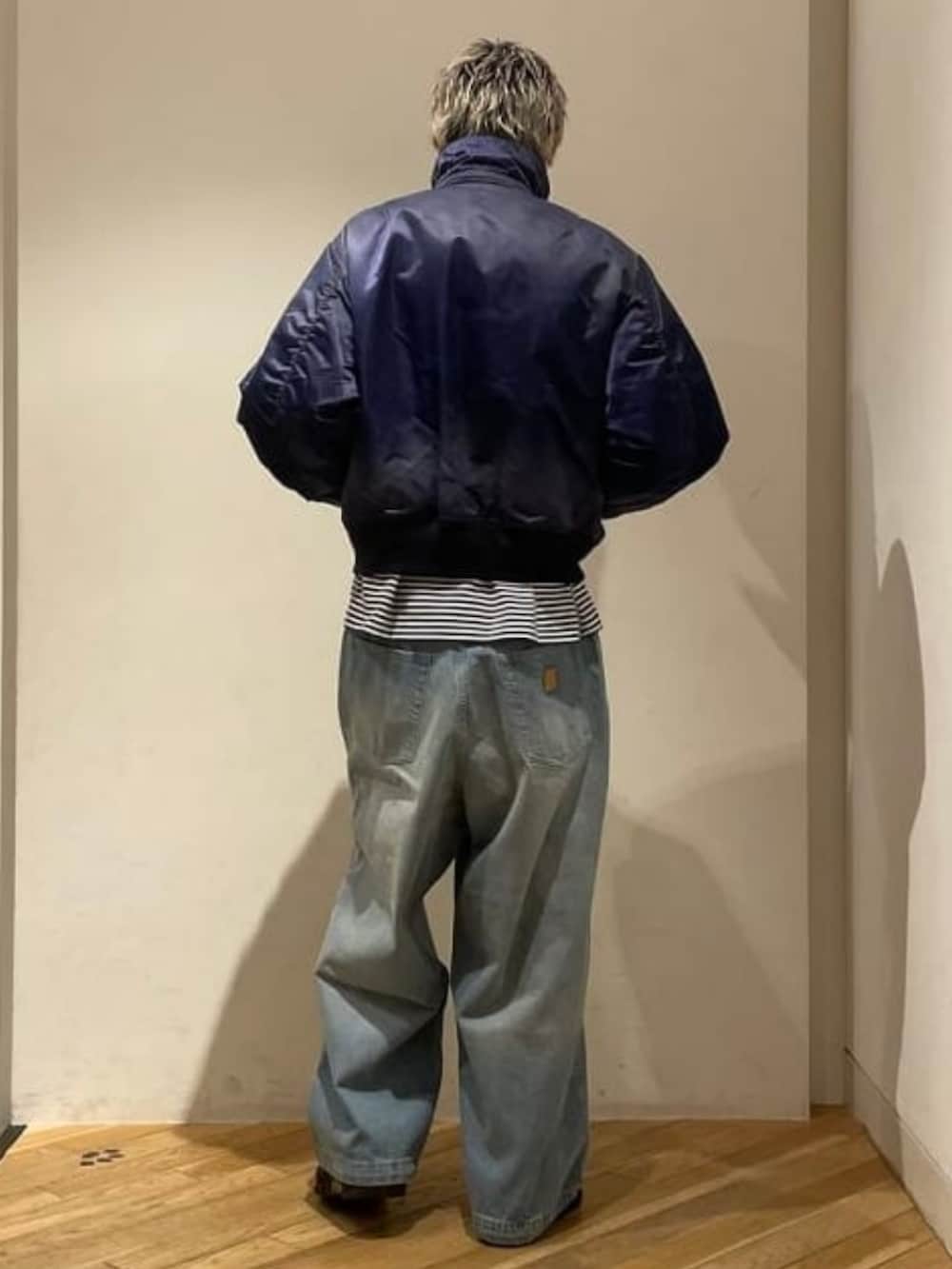 ブルー系のデニムパンツ、ブルー系のブルゾン、ブラック系のTシャツ/カットソーを着用したメンズの冬コーディネートの2枚目の写真