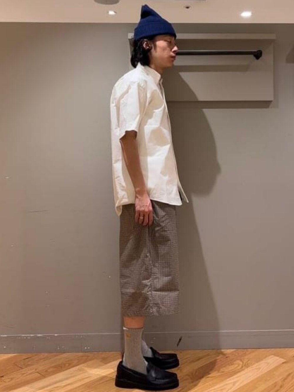 ベージュ系のその他パンツ、ホワイト系のシャツ/ブラウスを着用したメンズの春コーディネートの2枚目の写真