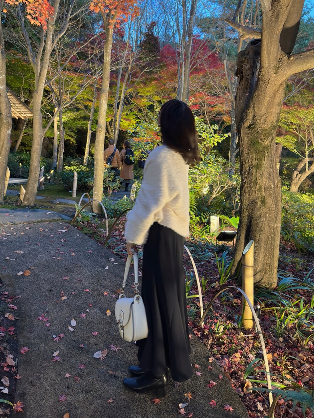 ピンク系のカーディガン/ボレロを着用したレディースの秋コーディネートの2枚目の写真