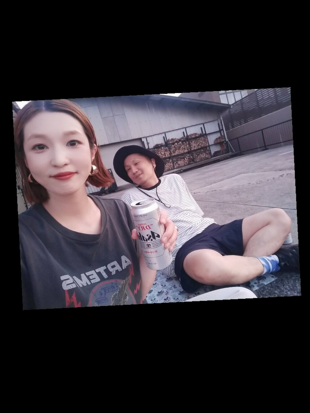 その他のTシャツ/カットソー、ブラック系のカーゴパンツ、ブラック系のハットを着用したメンズの夏コーディネートの2枚目の写真