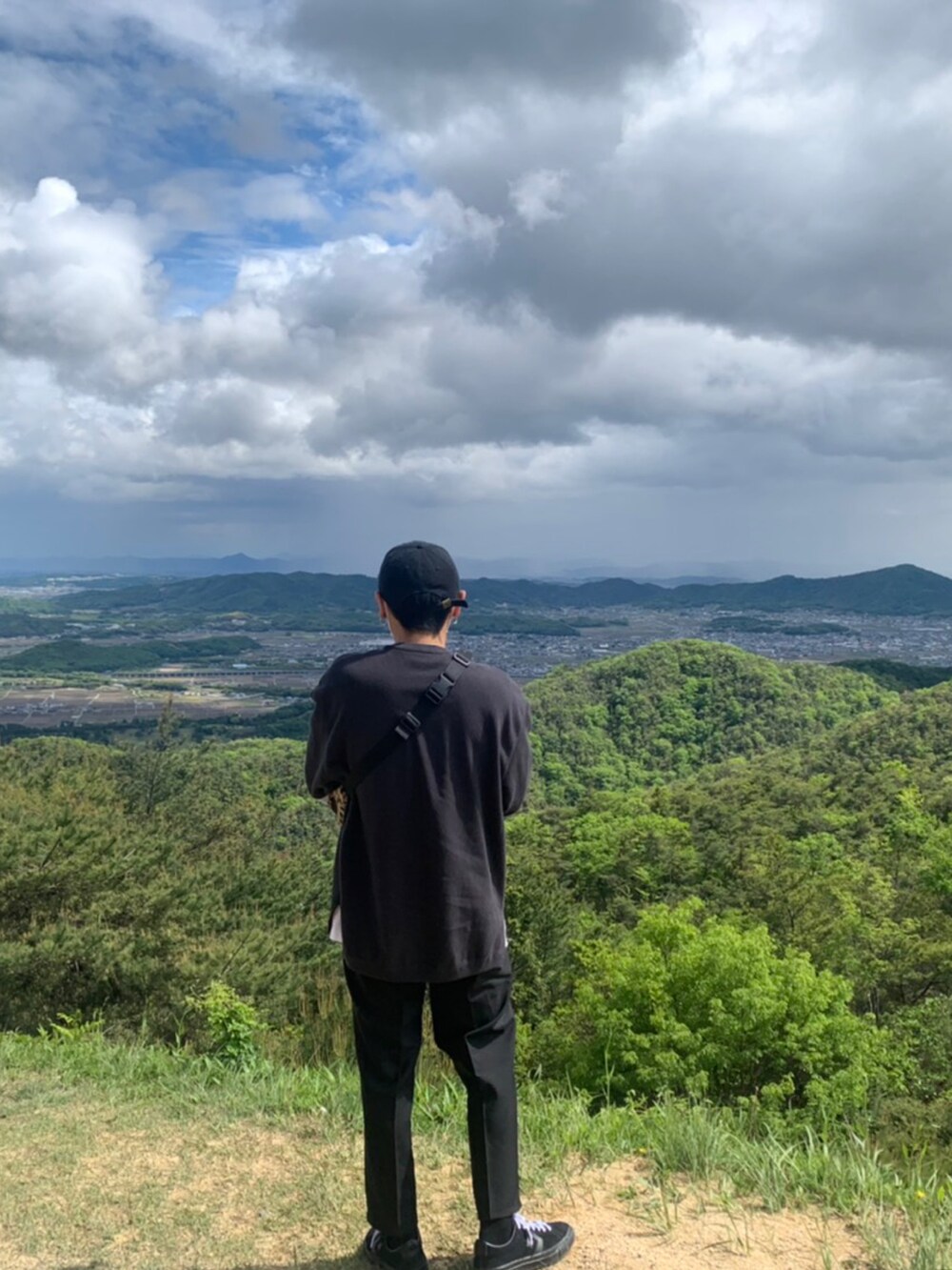 ホワイト系のTシャツ/カットソー、その他のショルダーバッグ、グレー系のニット/セーターを着用したメンズの冬コーディネートの2枚目の写真