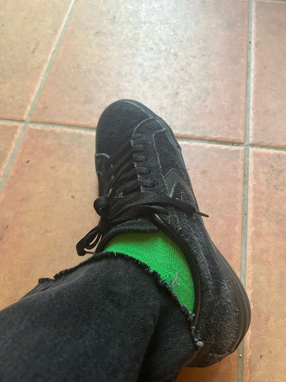 ブラック系のTシャツ/カットソー、ブラック系のデニムパンツ、ブラック系のスニーカーを着用したメンズの秋コーディネートの2枚目の写真