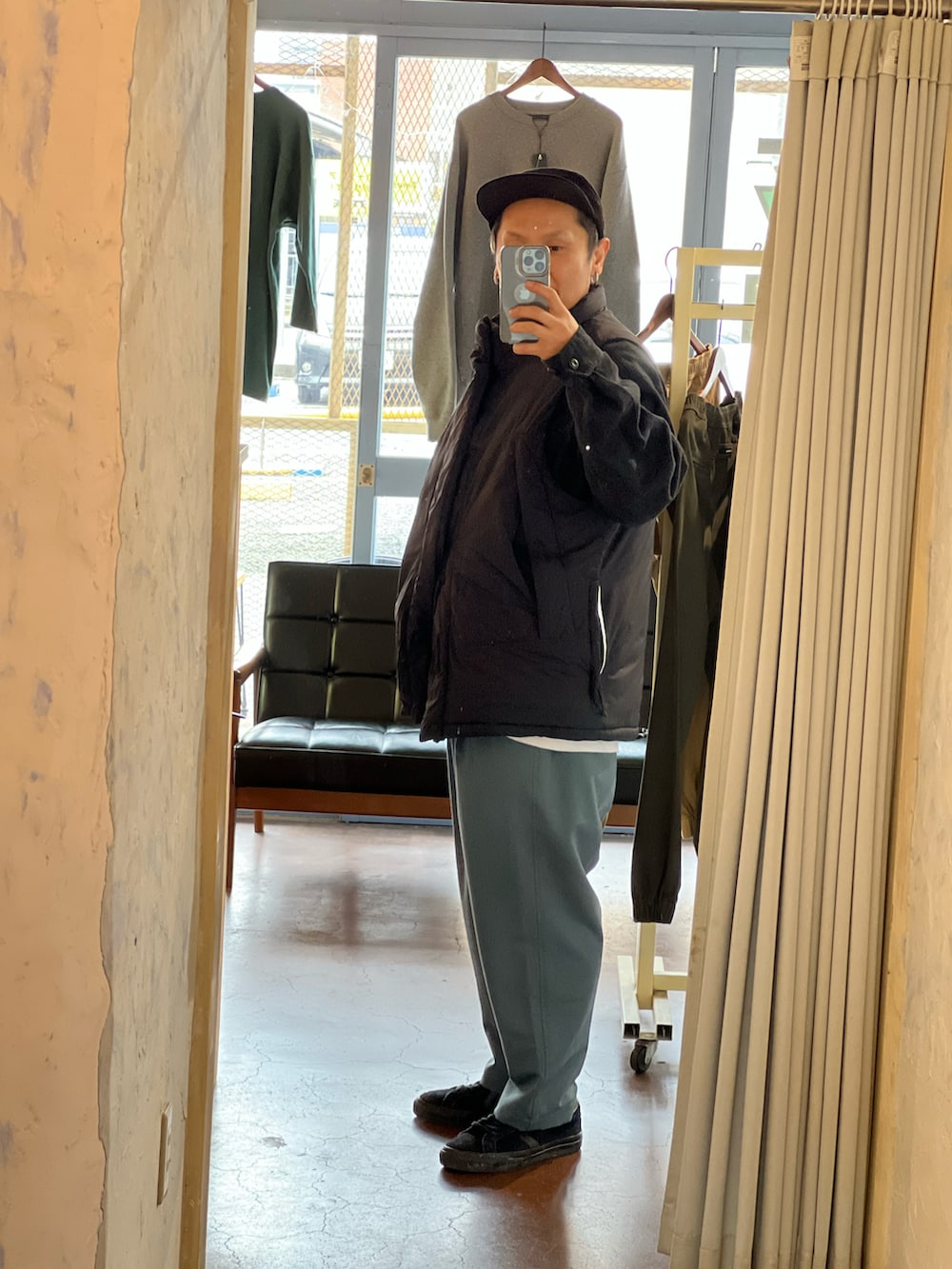 ブラック系のダウンベスト、ブラック系のシャツ/ブラウス、グレー系のスラックスを着用したメンズの冬コーディネートの2枚目の写真