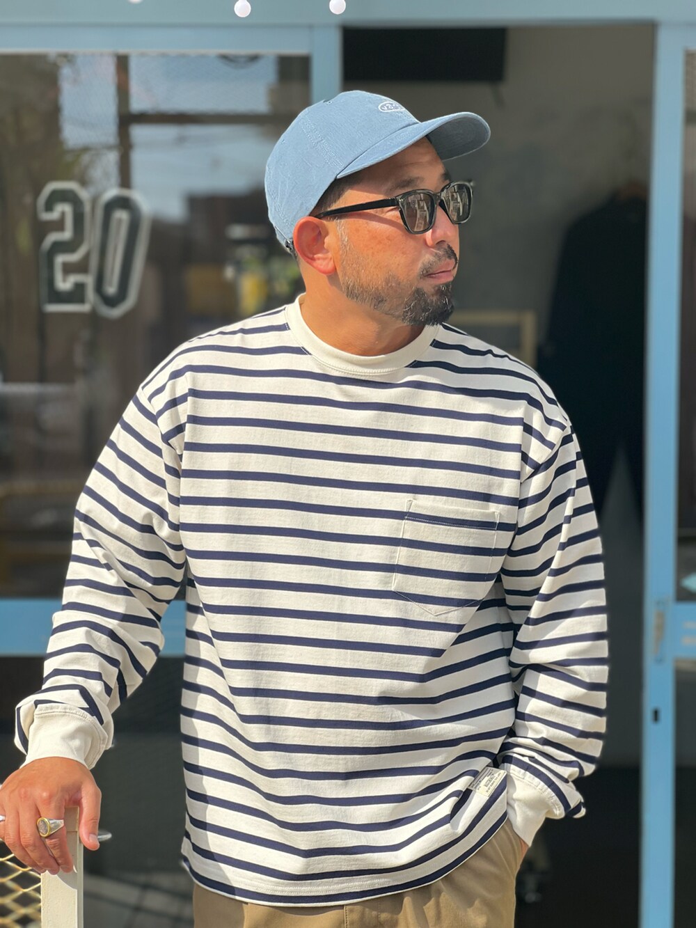 その他のTシャツ/カットソー、ベージュ系のチノパンツ、ベージュ系のスニーカーを着用したメンズの秋コーディネートの2枚目の写真