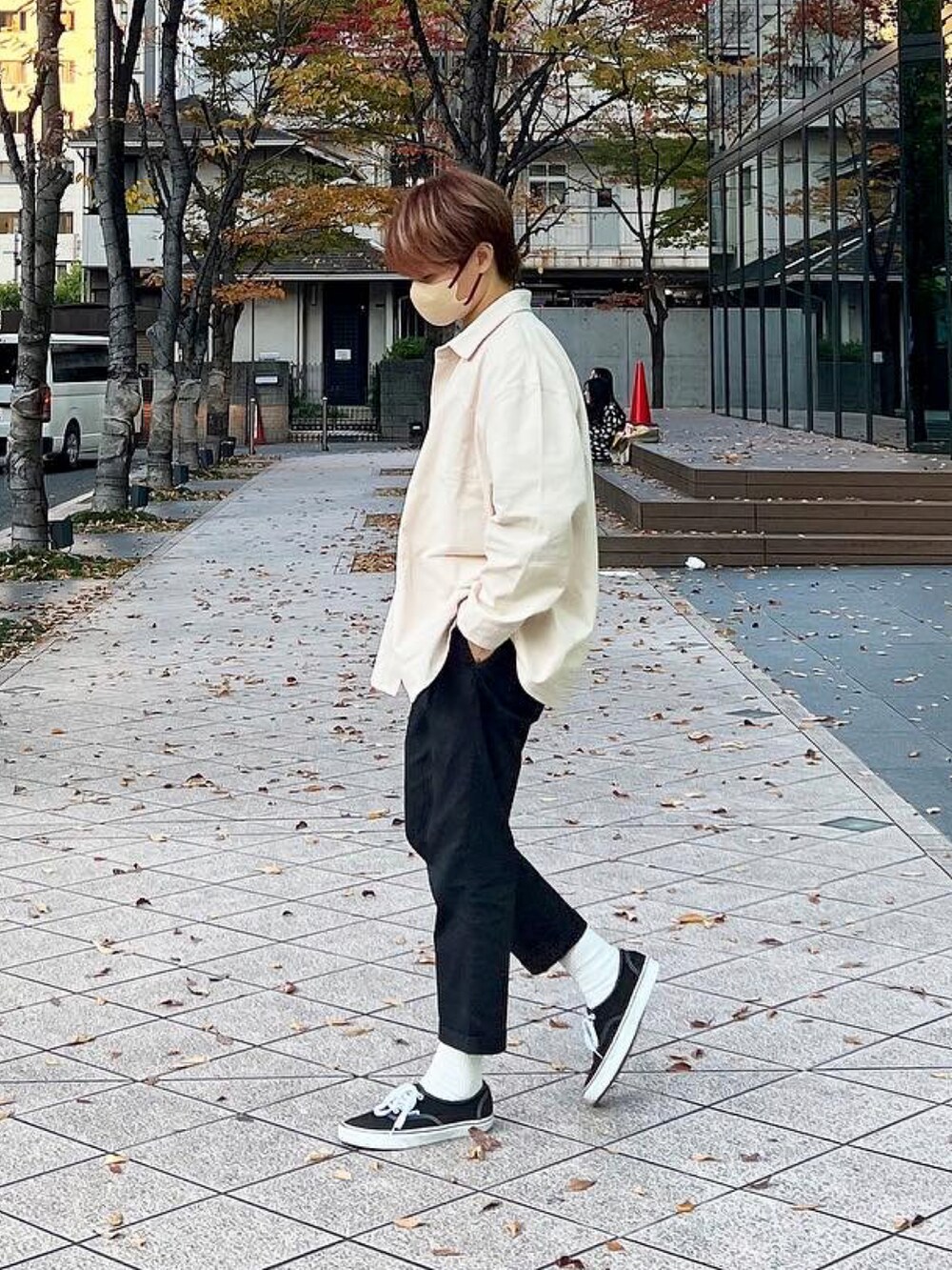 ブラック系のチノパンツ、ブラック系のスニーカー、ホワイト系のTシャツ/カットソーを着用したメンズの秋コーディネートの2枚目の写真