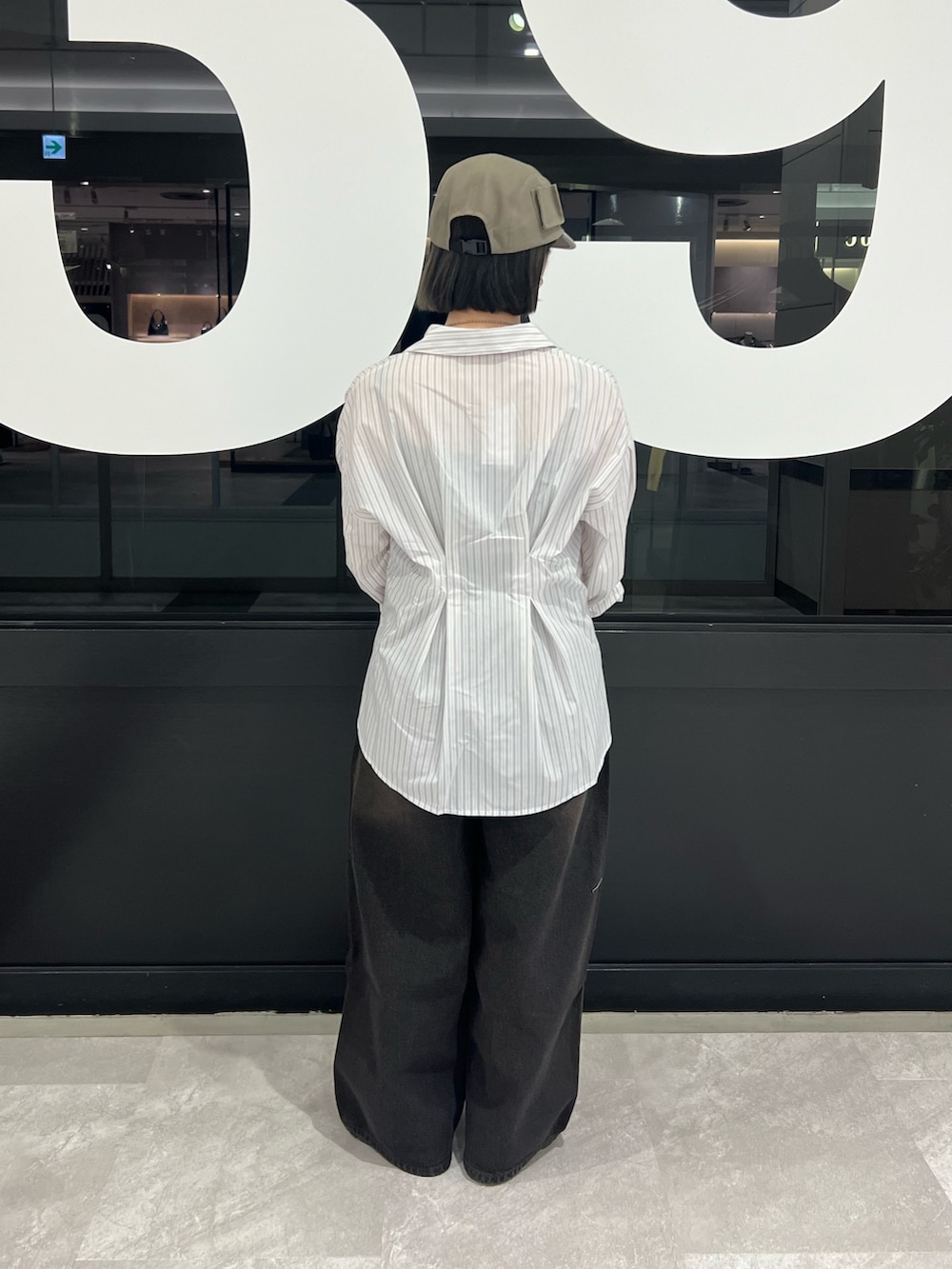 ホワイト系のシャツ/ブラウス、ブラック系のデニムパンツ、ブラック系のボストンバッグを着用したレディースの春コーディネートの3枚目の写真