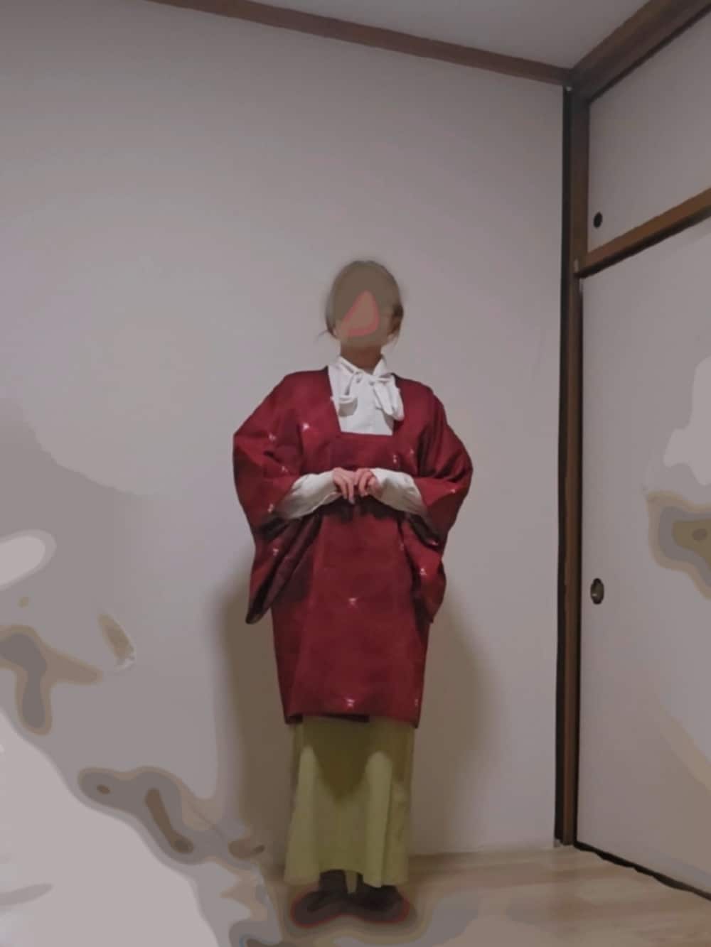 レッド系のその他アウター、グリーン系のワンピース/ドレス、ホワイト系のシャツ/ブラウスを着用したレディースの冬コーディネートの5枚目の写真