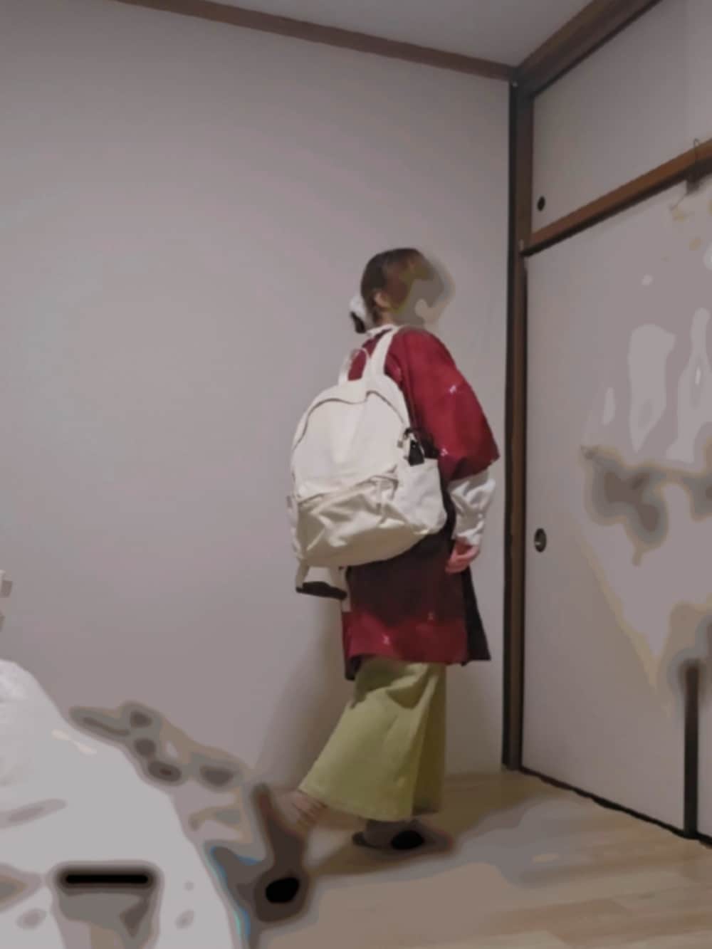 レッド系のその他アウター、グリーン系のワンピース/ドレス、ホワイト系のシャツ/ブラウスを着用したレディースの冬コーディネートの2枚目の写真