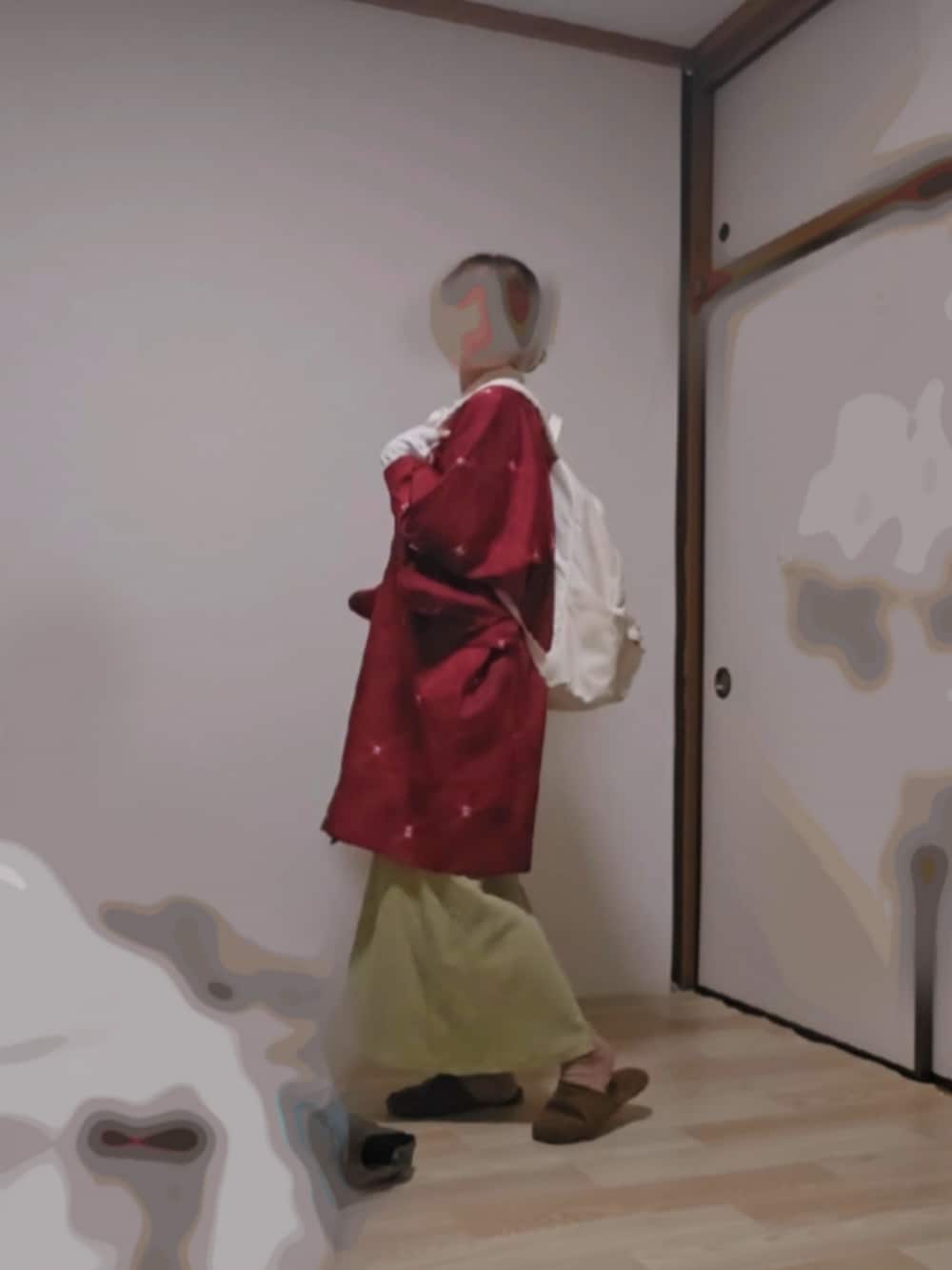 レッド系のその他アウター、グリーン系のワンピース/ドレス、ホワイト系のシャツ/ブラウスを着用したレディースの冬コーディネートの4枚目の写真