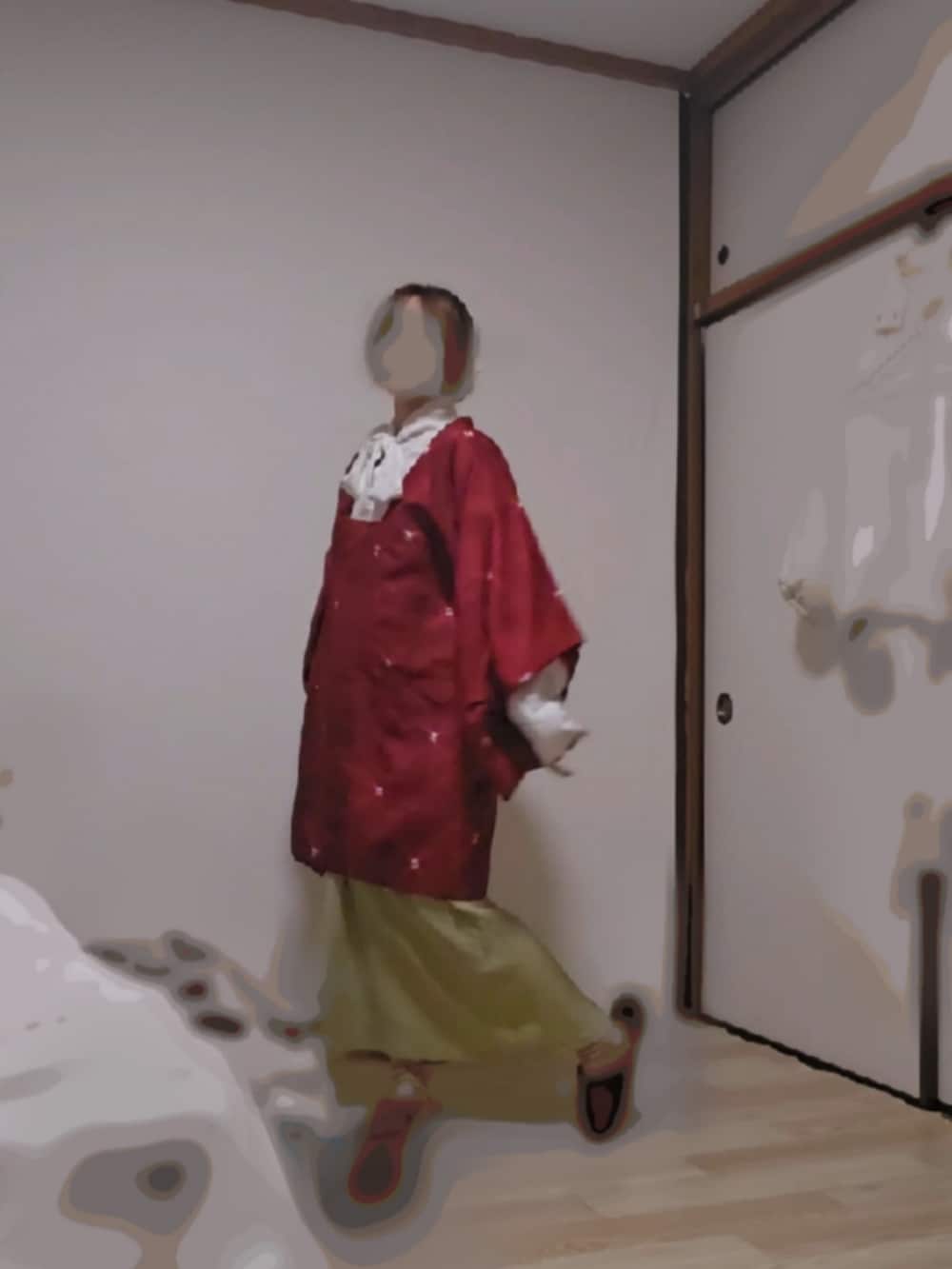 レッド系のその他アウター、グリーン系のワンピース/ドレス、ホワイト系のシャツ/ブラウスを着用したレディースの冬コーディネートの3枚目の写真