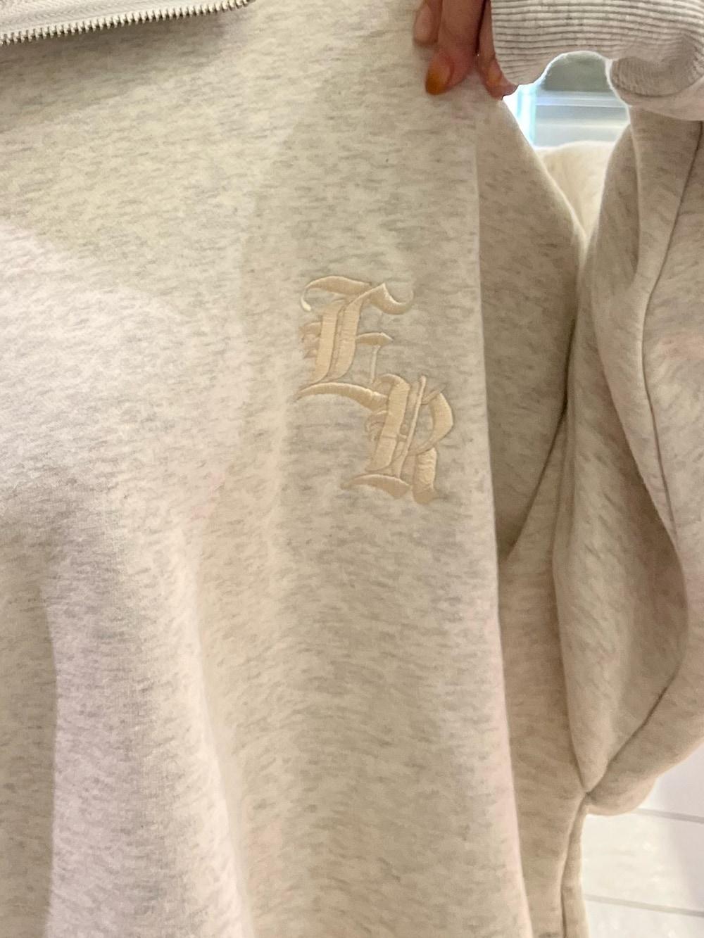 ホワイト系のスウェット、ブラック系のブーツを着用したレディースの夏コーディネートの2枚目の写真