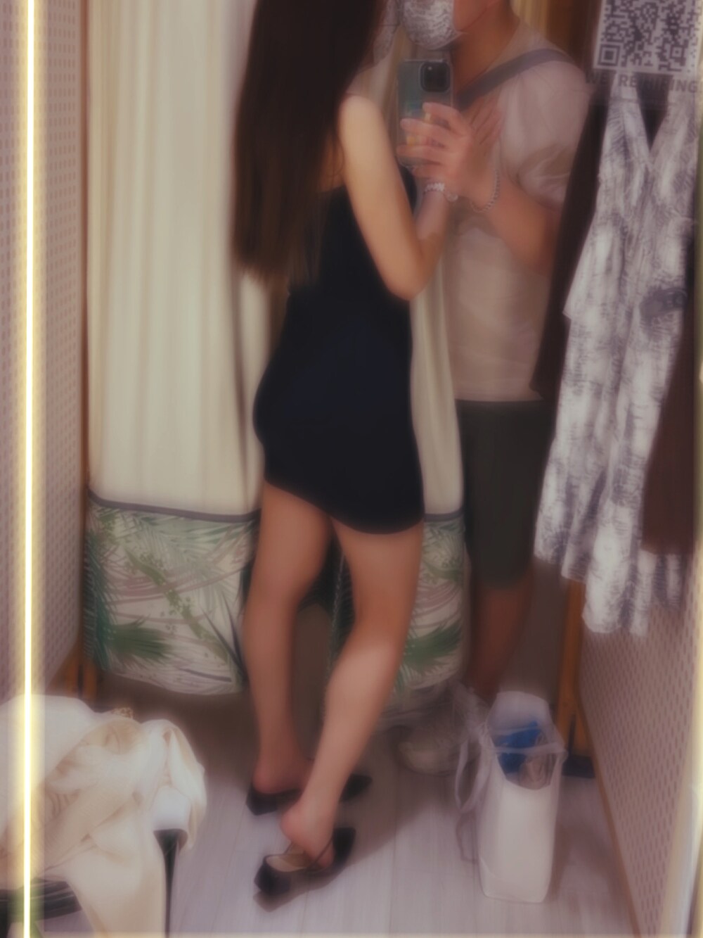 ブラック系のジャンパースカート、ホワイト系のシャツ/ブラウス、ブラック系のサンダルを着用したレディースの春コーディネートの3枚目の写真