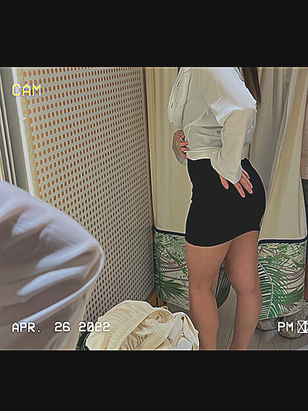 ブラック系のジャンパースカート、ホワイト系のシャツ/ブラウス、ブラック系のサンダルを着用したレディースの春コーディネートの2枚目の写真