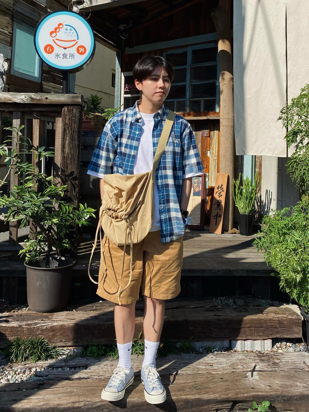 ブルー系のシューズ、ベージュ系のバッグを着用したレディースの夏コーディネートの2枚目の写真
