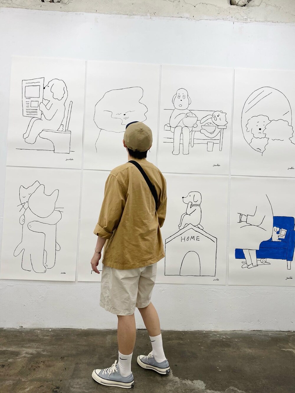 ブラック系のショルダーバッグ、ブルー系のシューズ、その他のパンツを着用したレディースの春コーディネートの2枚目の写真