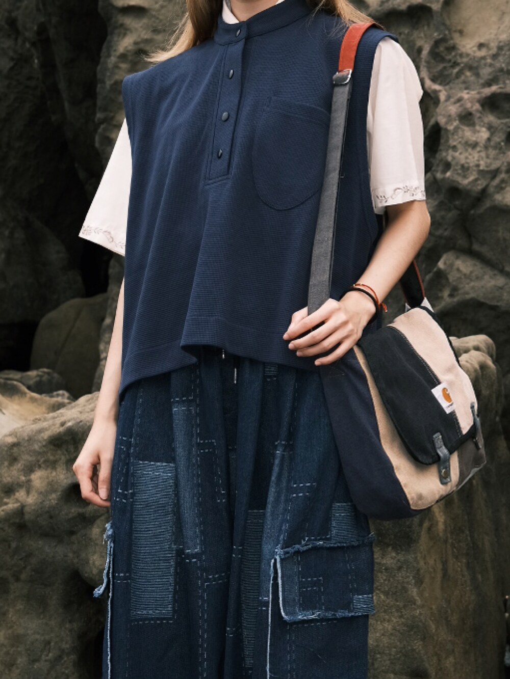 ブラック系のシューズ、ブルー系のデニムパンツ、ブラック系のTシャツ/カットソーを着用したレディースの春コーディネートの2枚目の写真