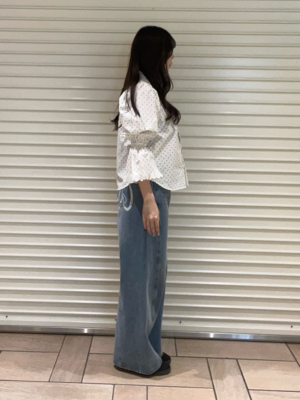 ブルー系のその他パンツ、その他のシャツ/ブラウスを着用したレディースの春コーディネートの2枚目の写真