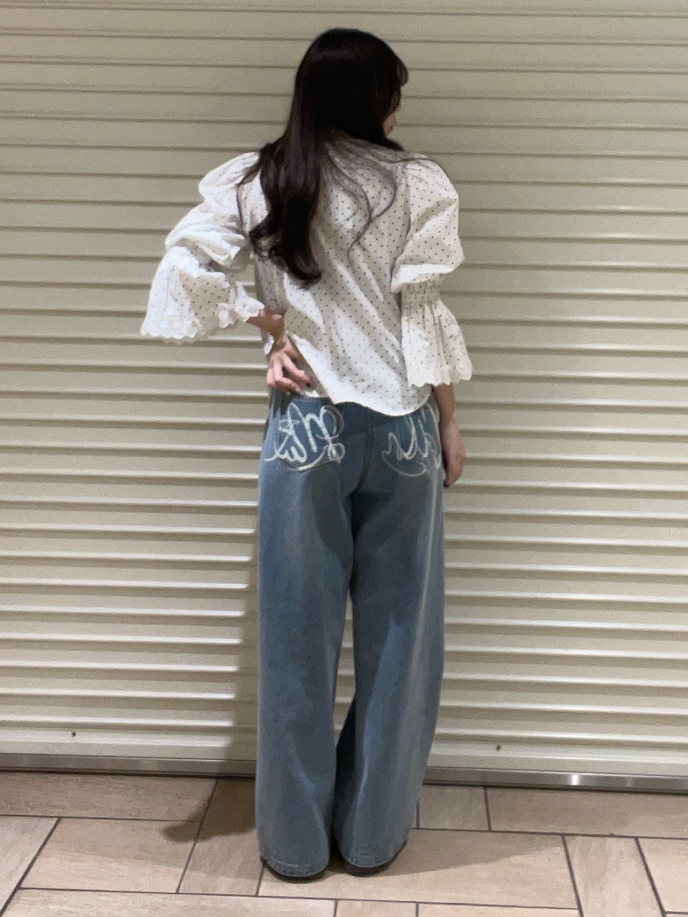 ブルー系のその他パンツ、その他のシャツ/ブラウスを着用したレディースの春コーディネートの3枚目の写真