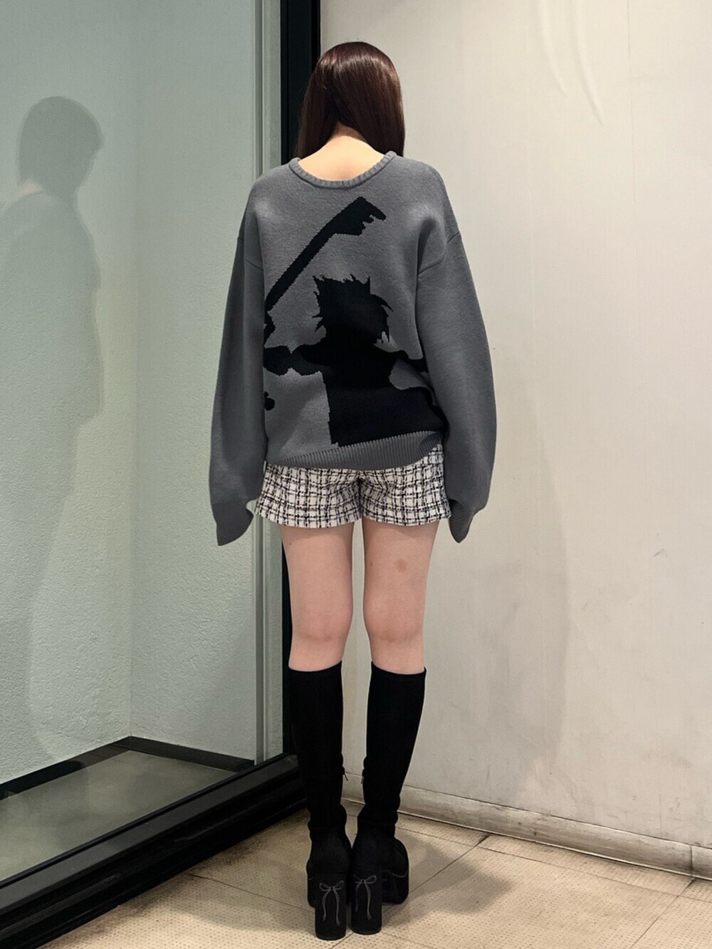 ブラック系のブーツ、グレー系のニット/セーター、その他のその他パンツを着用したレディースの秋コーディネートの4枚目の写真