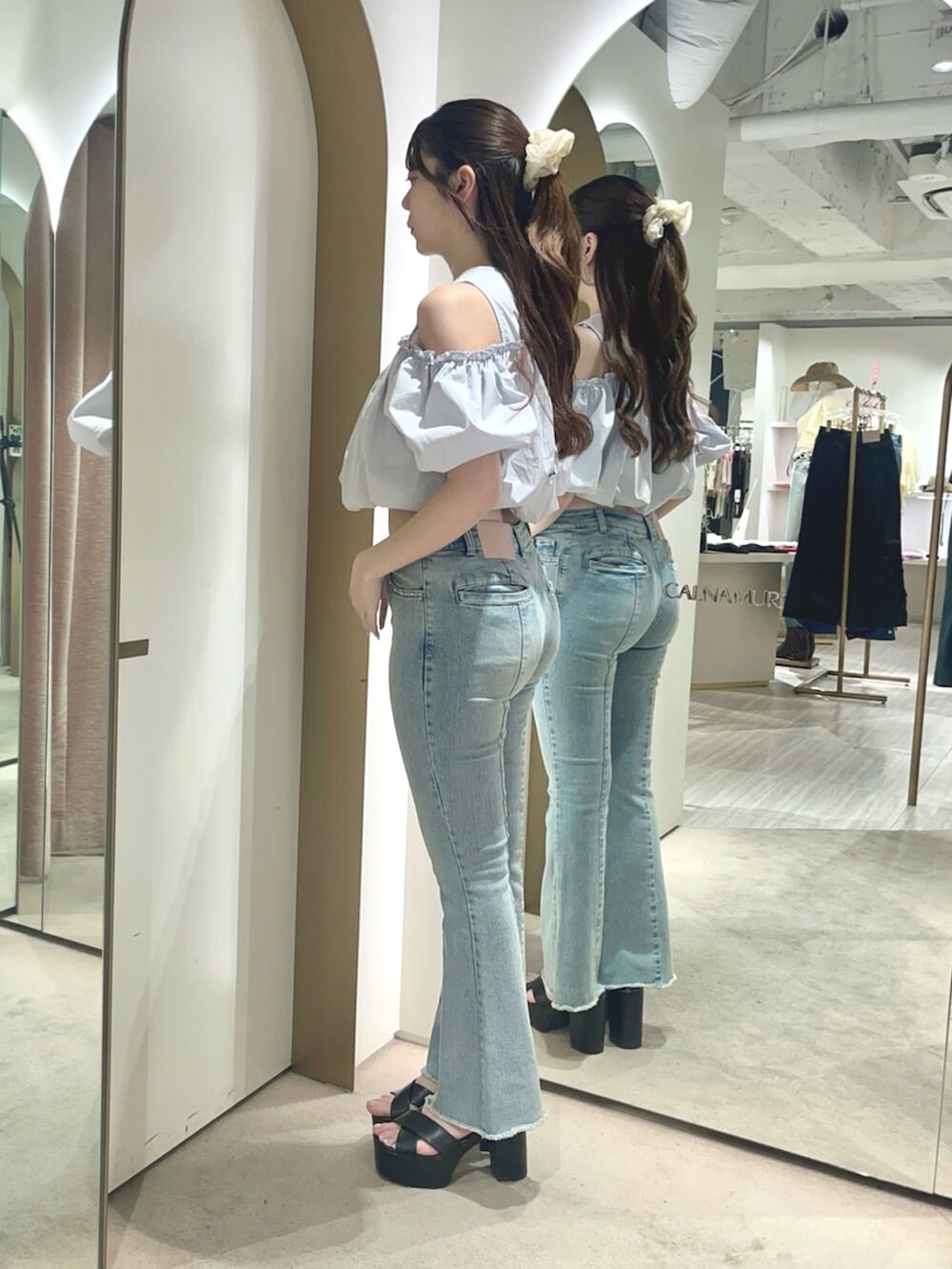 ブルー系のその他パンツ、ブルー系のシャツ/ブラウスを着用したレディースの夏コーディネートの2枚目の写真